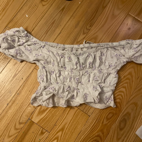 White shoulder sleeve top - Picture 2 of 3